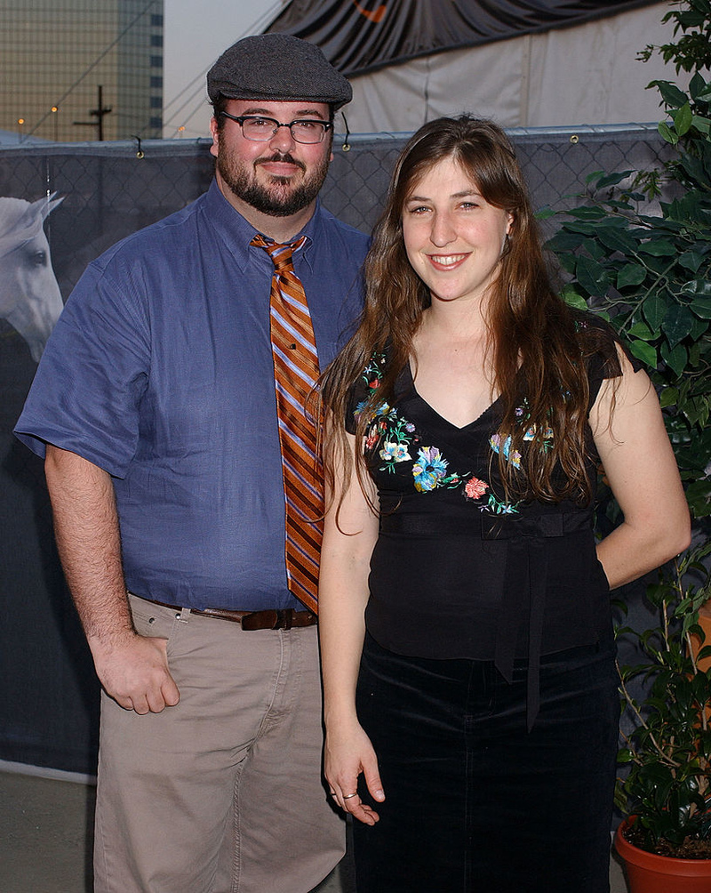 Mayim Bialik y Michael Stone | Getty Images Photo by Gregg DeGuire