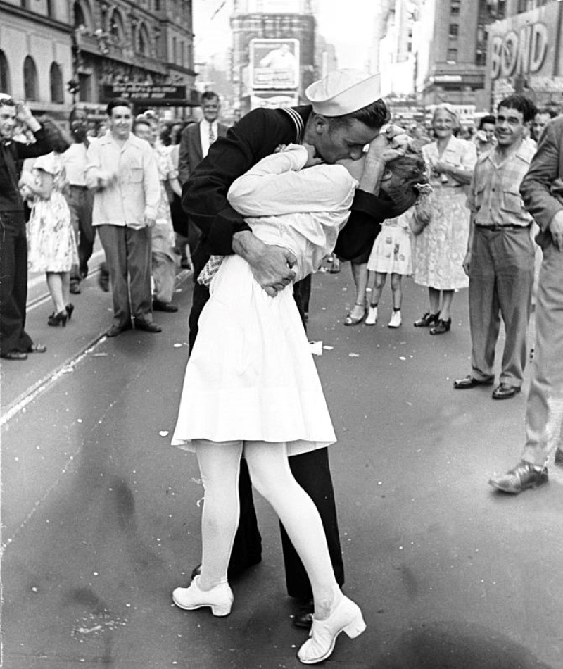 The Famous Kiss | Getty Images Photo by Alfred Eisenstaedt