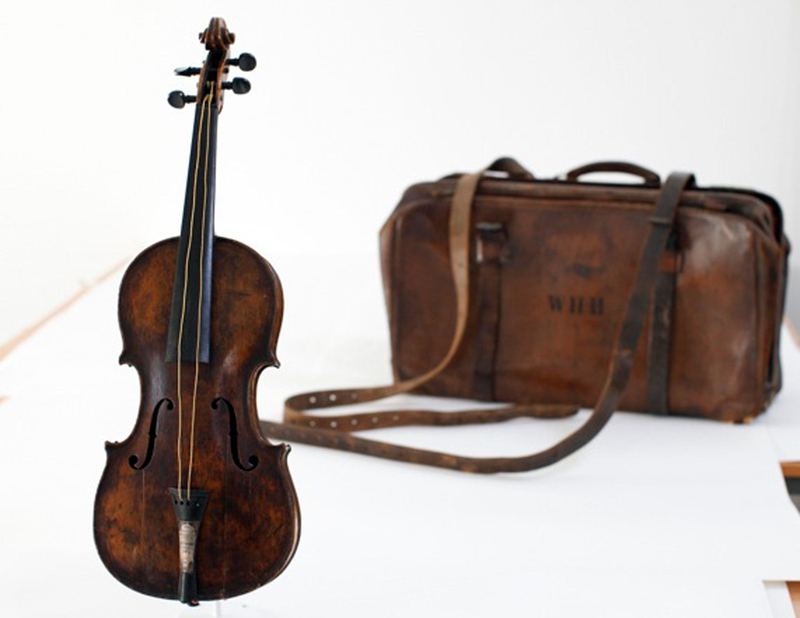 A Violin Outlived Its Player | Alamy Stock Photo 