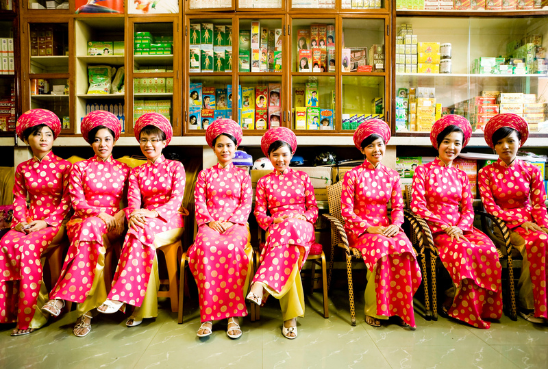 Matching Áo Dài Outfits | Alamy Stock Photo by Kevin Miller