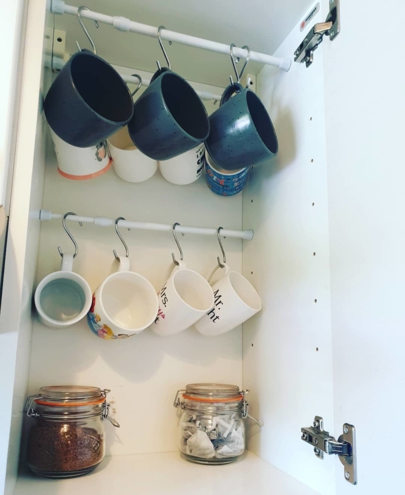 DIY Mug Stand | Instagram/@busylifecleanhome