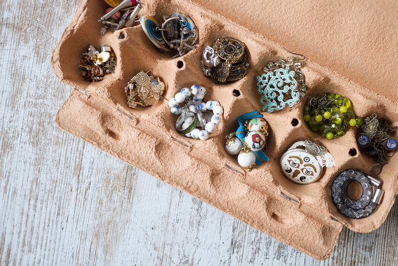 Recipientes de huevos para los aretes | Shutterstock Photo by Ondacaracola