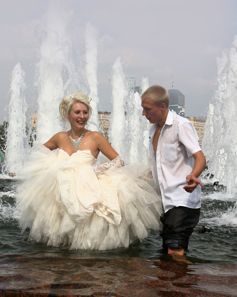 Una boda pasada por agua | Getty Images Photo by BORIS YELENIN/AFP