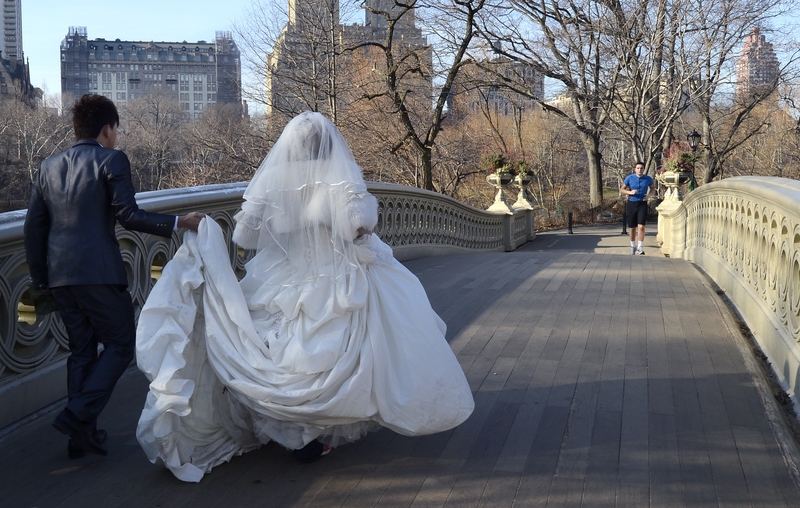 La novia sobre el puente | Getty Images Photo by TIMOTHY A. CLARY/AFP 
