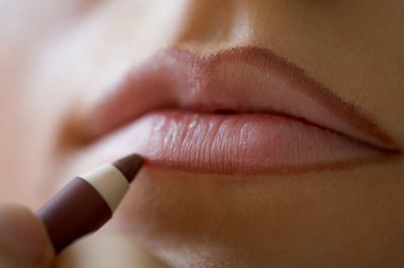 Do Outline Lips with Lipliner | Alamy Stock Photo by Zoonar/Zastavkin
