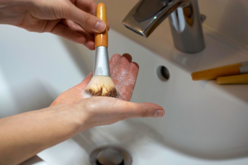 Do Wash Makeup Brushes Frequently | Alamy Stock Photo by Evelien DOosje 