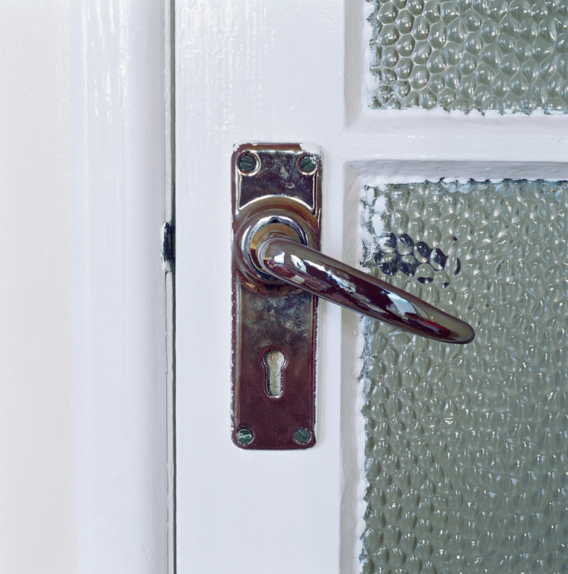 Paint your doors without worrying about the knobs | Alamy Stock Photo