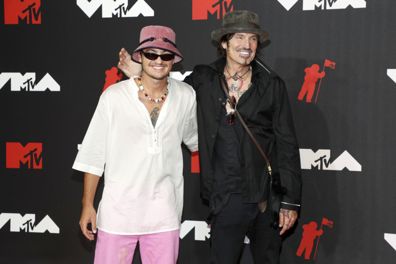 Tommy Lee y Brandon Lee | Getty Images Photo By Astrid Stawiarz / Stringer