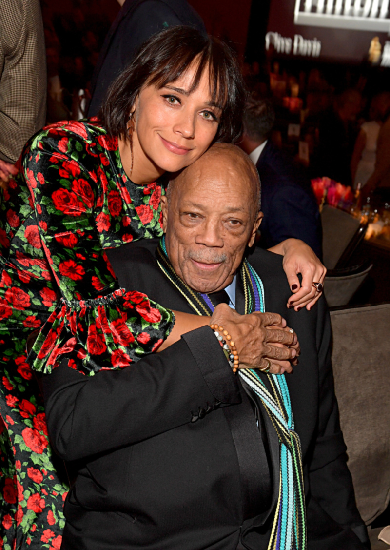Rashida Jones y Quincy Jones | Getty Images Photo By Lester Cohen/Contributor