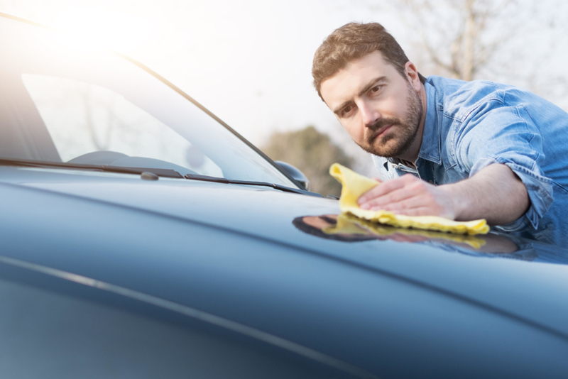 Quitar el alquitrán de tu automóvil | Alamy Stock Photo