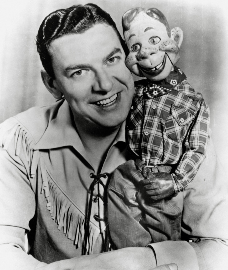 Jugar con el muñeco Howdy Doody | Alamy Stock Photo by PictureLux/The Hollywood Archive