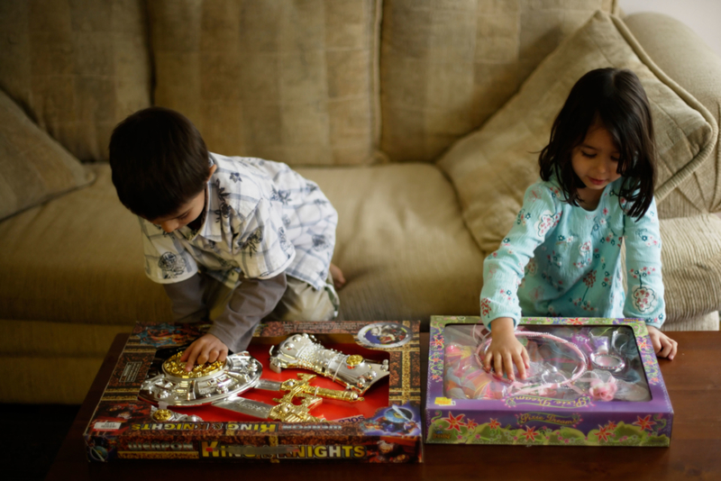 Juguetes de niña y juguetes de niño | Alamy Stock Photo by Urban Zone
