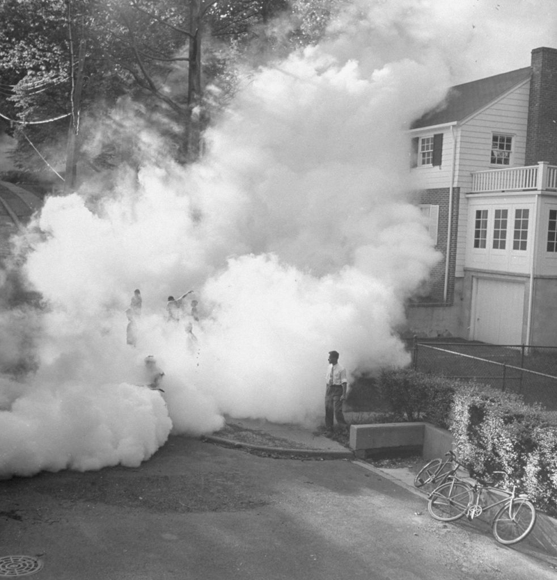 Persiguiendo camiones con gases tóxicos | Getty Images Photo by George Silk