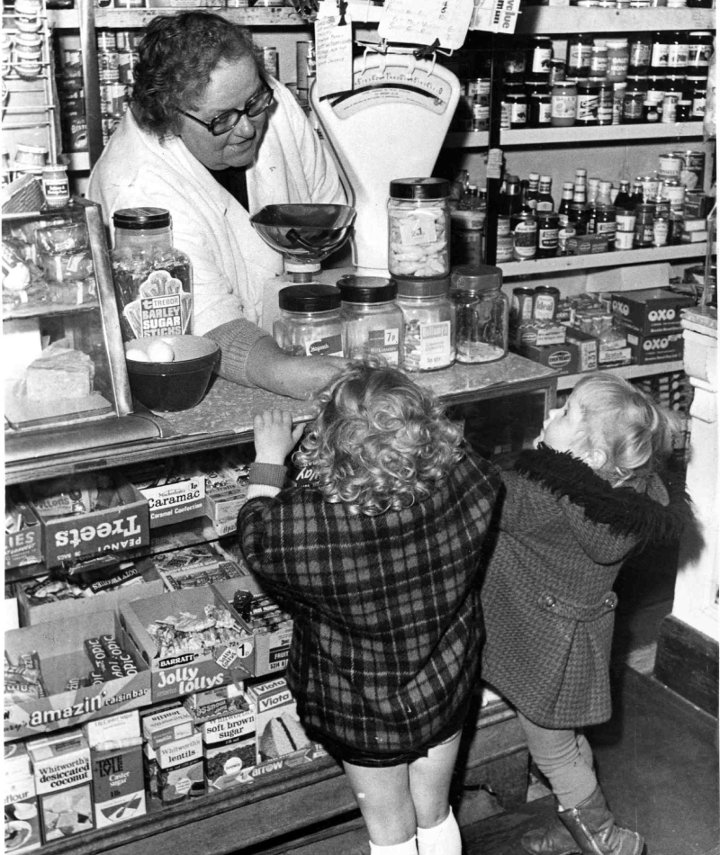 Enviar a tu hijo pequeño a la tienda con una nota | Alamy Stock Photo by Trinity Mirror/Mirrorpix 