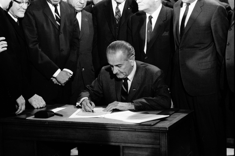 Presenciando la firma de la ley de derechos civiles | Alamy Stock Photo by Archive PL 