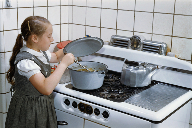 Niños usando el horno y la estufa | Getty Images Photo by William Gottlieb/CORBIS