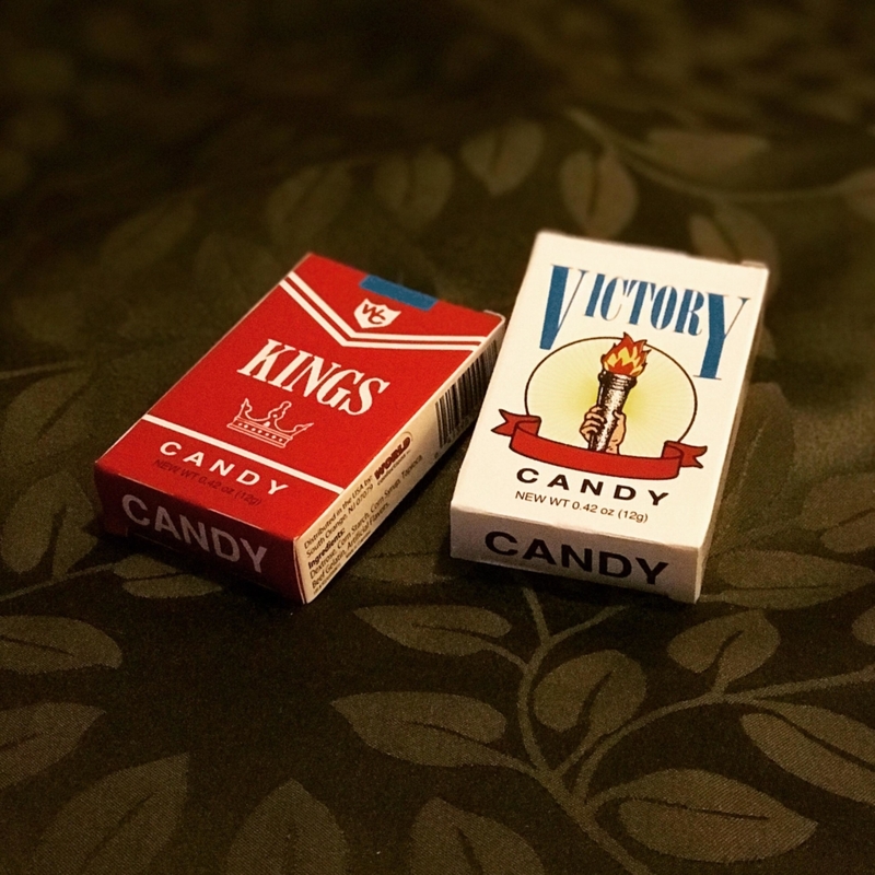 Cigarrillos hechos de dulces | Alamy Stock Photo by gdsarah/Stockimo