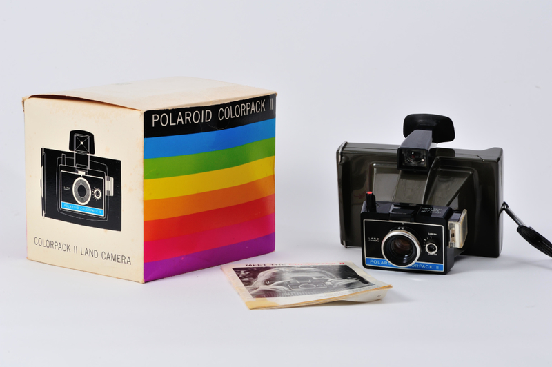 Sacudir profusamente las fotos polaroid para ayudarlas a revelarse más rápido | Alamy Stock Photo by Bradley Sauter 
