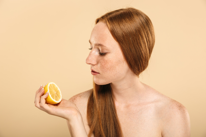 Using Lemon to Lighten Freckles | Alamy Stock Photo