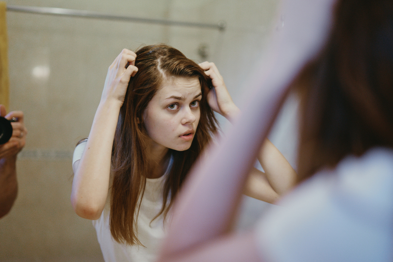Cura el cuero cabelludo dañado | ViChizh/Shutterstock
