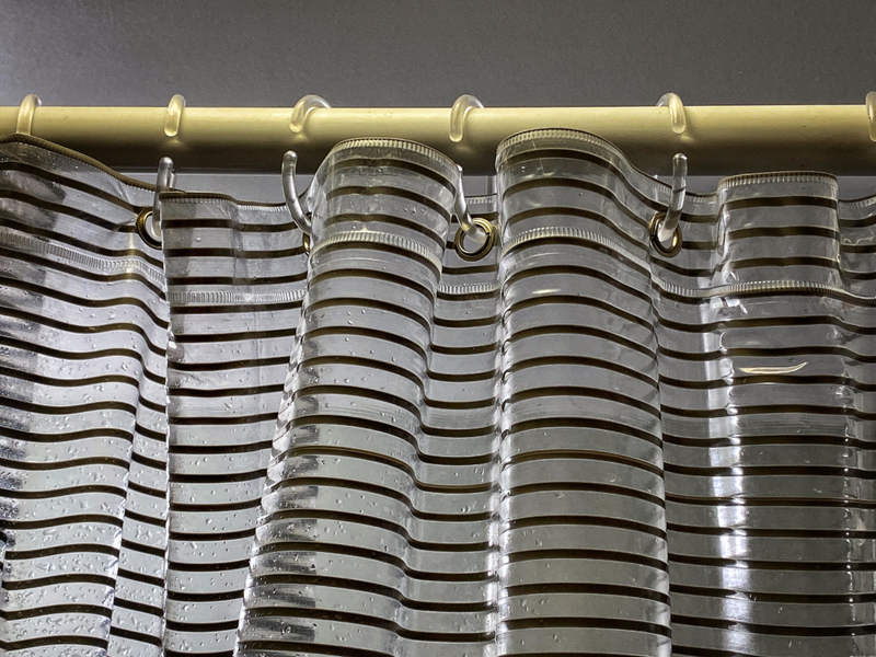 Haz que la cortina de baño que se deslice fácilmente | Alamy Stock Photo by paulsmaldone/Stockimo