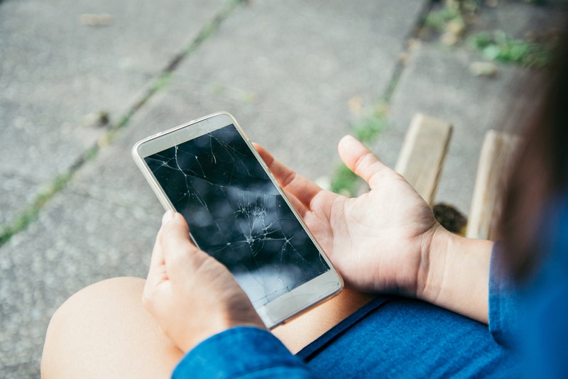 Arreglar pantallas de teléfono dañadas | Vera Petrunina/Shutterstock