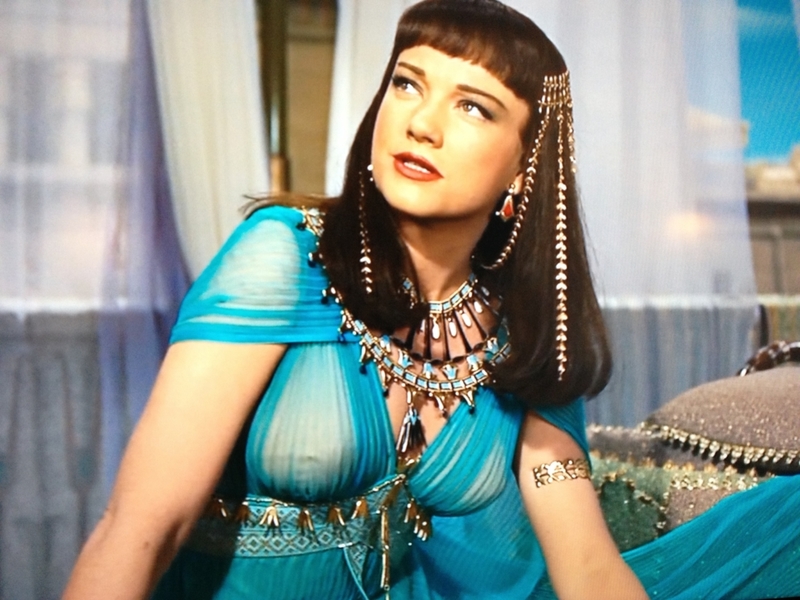 Die Zehn Gebote: Bügel-BHs und blaue Kleider im alten Ägypten? Das glauben wir nicht... | MovieStillsDB