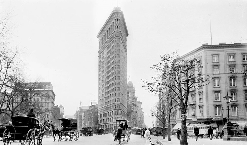 The Flatiron Building Then | Getty Images Photo by Chicago Sun-Times/Chicago Daily News collection/Chicago History Museum