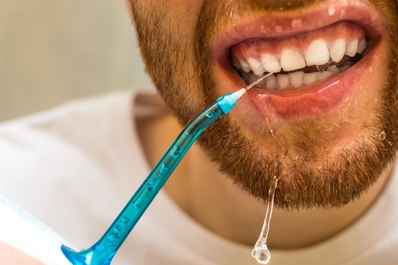 Mejora el uso del hilo dental con un cepillo irrigador | Alamy Stock Photo