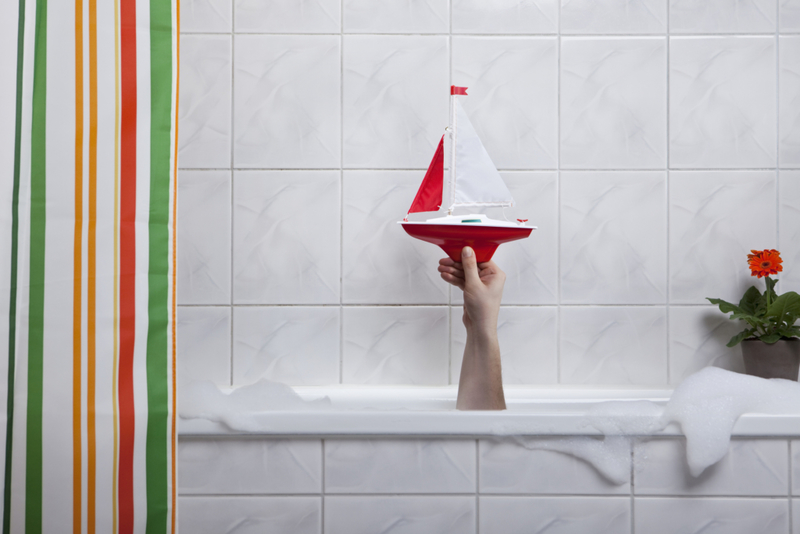 Mantén las cortinas de la ducha limpias | Getty Images Photo by Twins