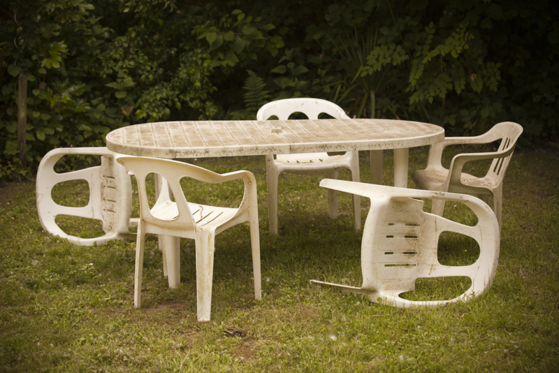 Limpia los muebles del jardín | Getty Images Photo by Noctiluxx