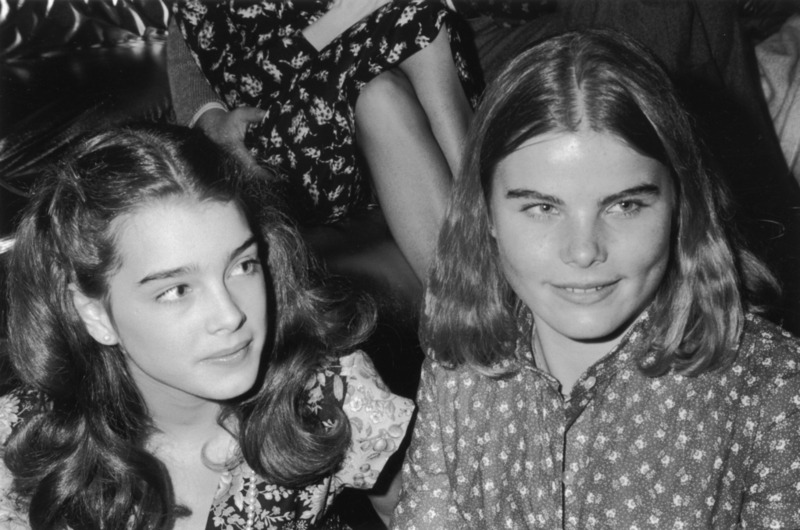 Eine junge Brooke Shields und Mariel Hemingway fanden irgendwie den Weg in die Disco | Getty Images Photo by Tim Boxer