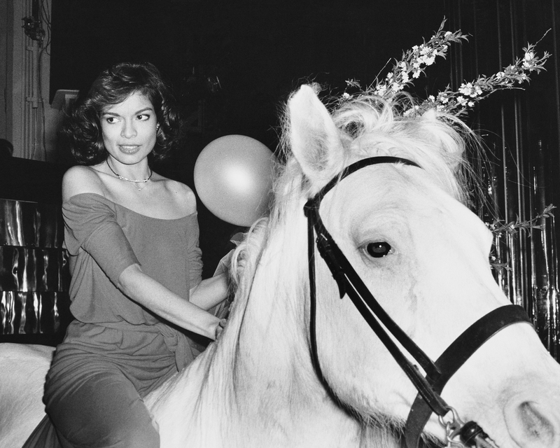 Bianca Jagger ritt auf einem lebenden Pferd in den Club | Getty Images Photo by Rose Hartman