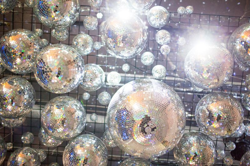 Die Clubbesucher tanzten in der Silvesternacht auf vier Tonnen Glitter | Alamy Stock Photo by Tetra Images/Jasmine Hartsook