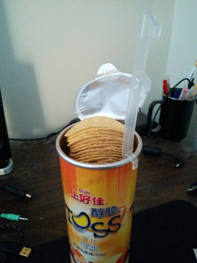 How to Eat Pringles | Reddit.com/bakaken