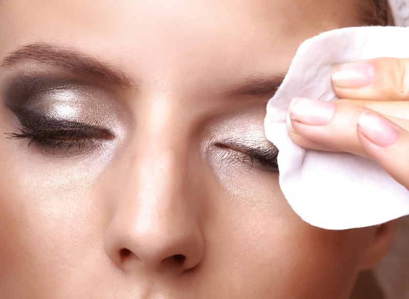 Augen-Make-up-Radiergummi | Shutterstock Photo by Marko Marcello