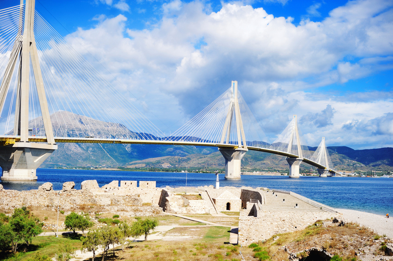 Puente de Río–Antirio, Grecia | Shutterstock Photo by Alinute Silzeviciute