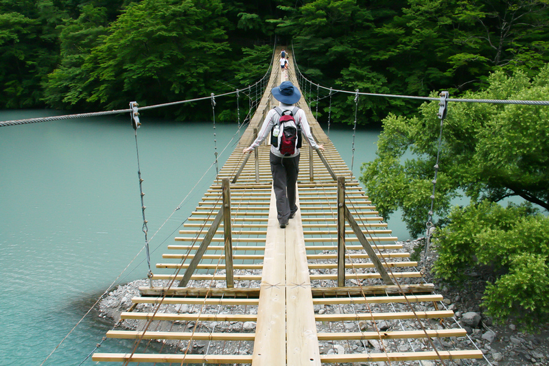 Puente Musou Tsuribashi, Japón | Shutterstock Photo by RITSU MIYAMOTO