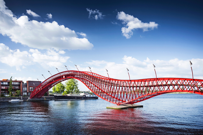 Python Bridge, Amsterdam, Holanda | Alamy Stock Photo by Sebastian Grote/mauritius images GmbH