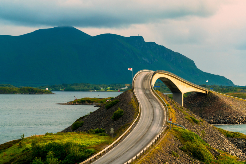 Puente de Storseisundet, Noruega | Alamy Stock Photo by Roberto Moiola/robertharding 
