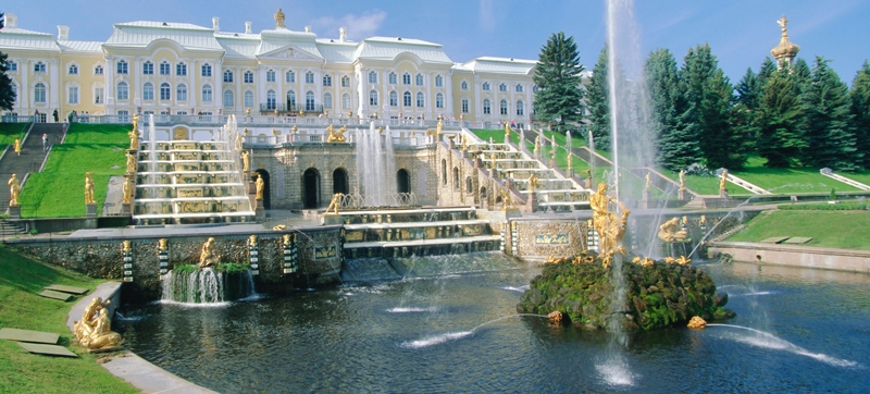Palacio de Peterhof | Alamy Stock Photo