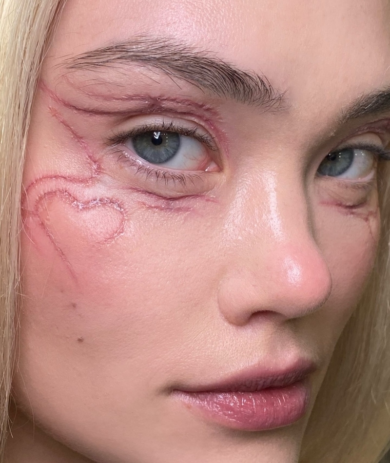 Estilo “cicatriz falsa” | Instagram/@mikell_ch