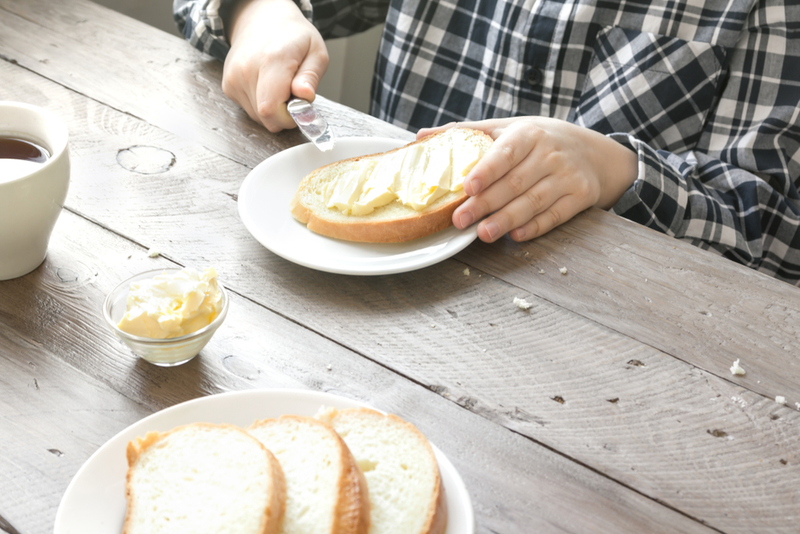 Margarine essen | Oksana Mizina/Shutterstock