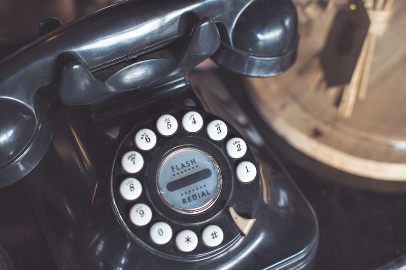 Mit einem rotierenden Telefon telefonieren | Nopphadol Hongsriphan/Shutterstock