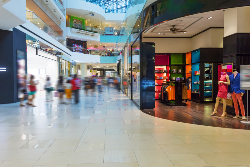 Im Einkaufszentrum einkaufen | zhu difeng/Shutterstock