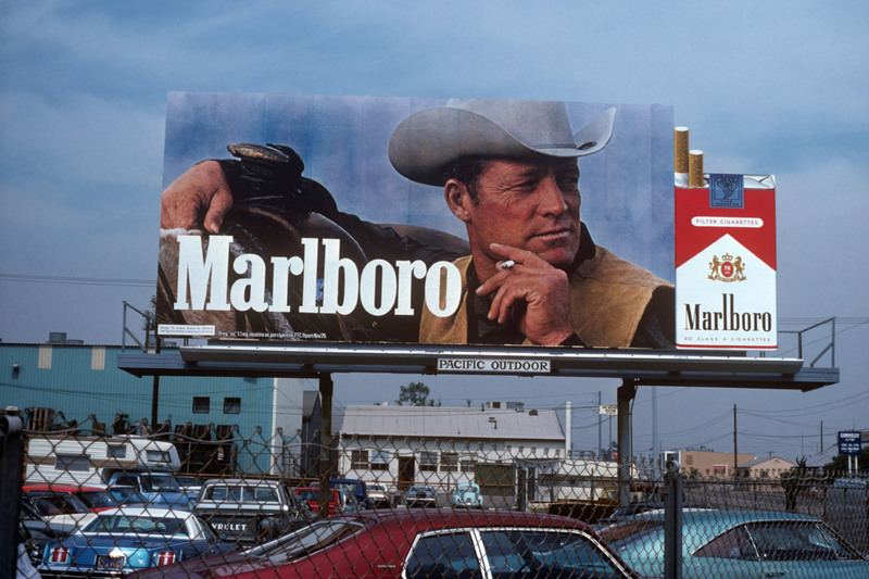 Sich an Tabakwerbung auf Plakatwenden erinnern | Alamy Stock Photo by RLFE Pix