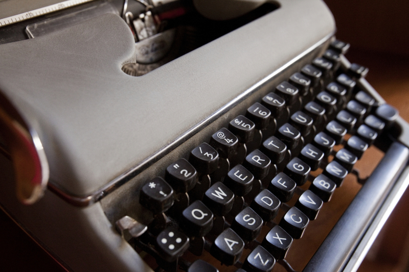 Mit der Schreibmaschine tippen | giulio napolitano/Shutterstock
