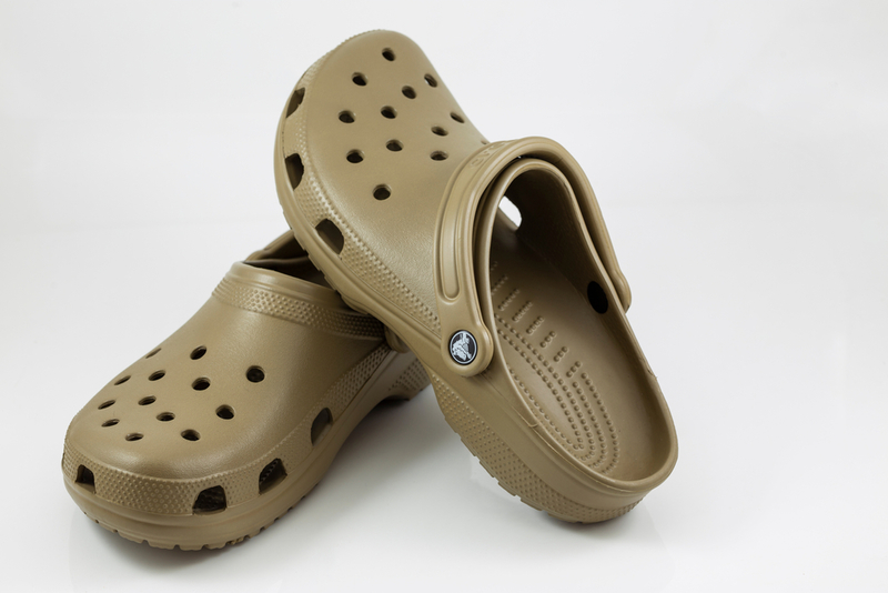 Crocs tragen | FUN FUN PHOTO/Shutterstock