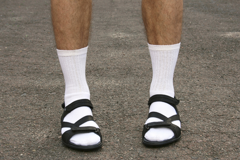 Socken mit Sandalen tragen | Mykola Komarovskyy/Shutterstock