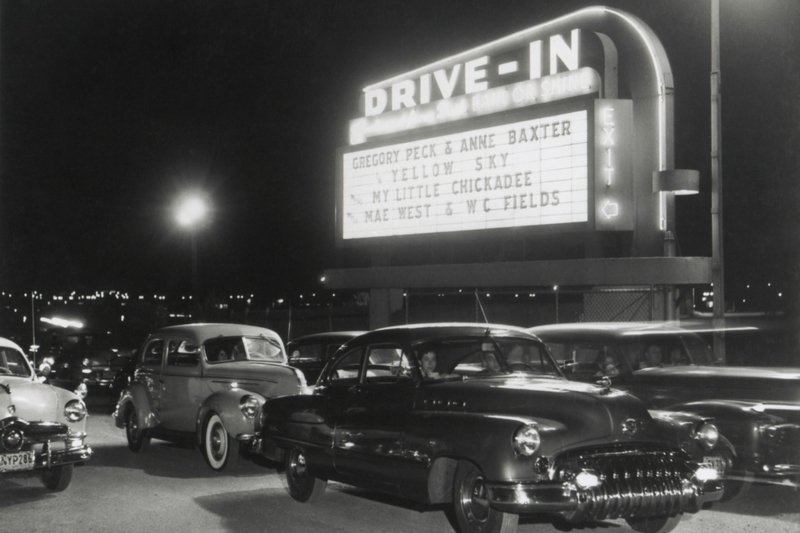 Film im Autokino ansehen | Alamy Stock Photo by Everett Collection Historical 